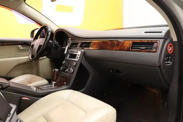 Vihreä Sedan, Volvo S80 – IPY-624