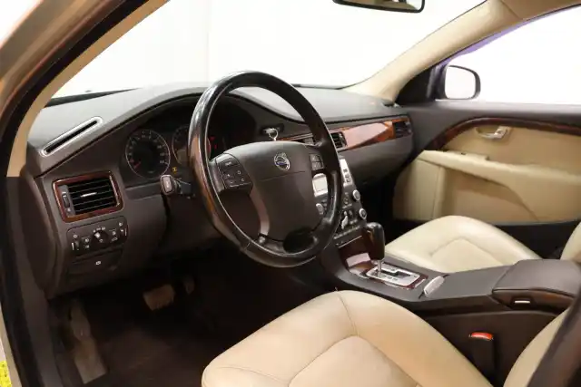 Vihreä Sedan, Volvo S80 – IPY-624