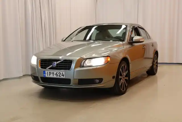 Vihreä Sedan, Volvo S80 – IPY-624