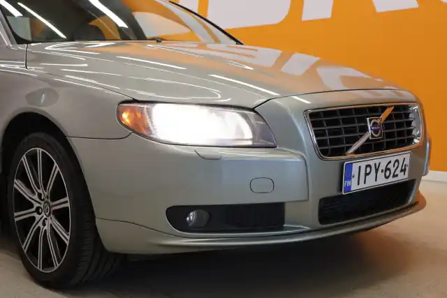 Vihreä Sedan, Volvo S80 – IPY-624