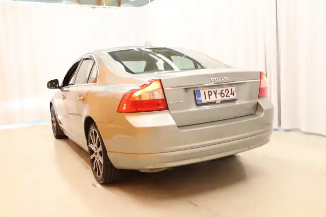 Vihreä Sedan, Volvo S80 – IPY-624