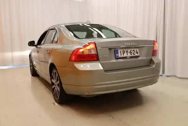 Vihreä Sedan, Volvo S80 – IPY-624