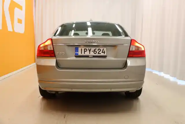 Vihreä Sedan, Volvo S80 – IPY-624