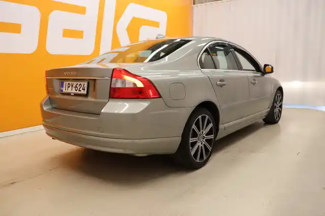 Vihreä Sedan, Volvo S80 – IPY-624