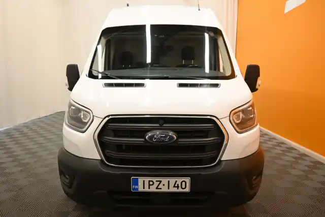 Valkoinen Pakettiauto, Ford Transit – IPZ-140
