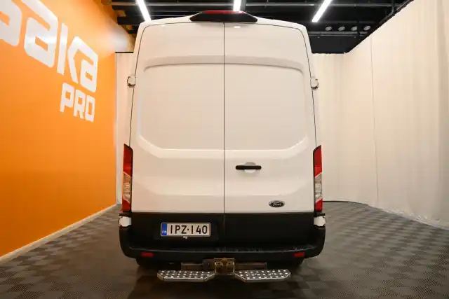 Valkoinen Pakettiauto, Ford Transit – IPZ-140