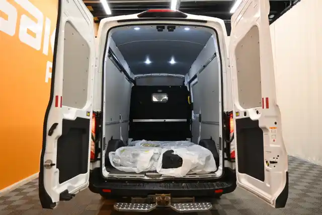 Valkoinen Pakettiauto, Ford Transit – IPZ-140