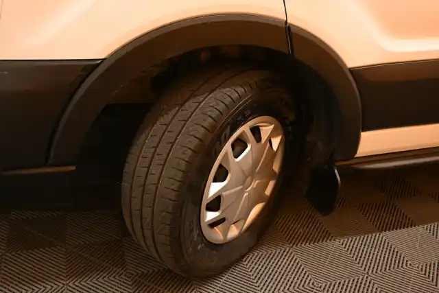 Valkoinen Pakettiauto, Ford Transit – IPZ-140