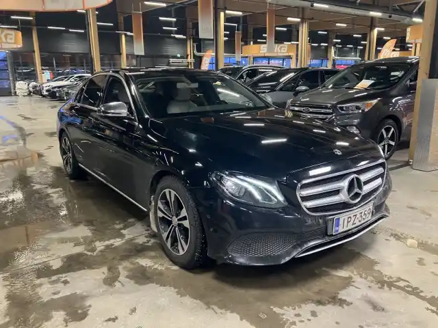 Musta Sedan, Mercedes-Benz E – IPZ-359