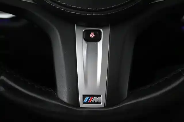 Sininen Maastoauto, BMW X7 – IPZ-403