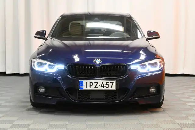 Sininen Sedan, BMW 330 – IPZ-457