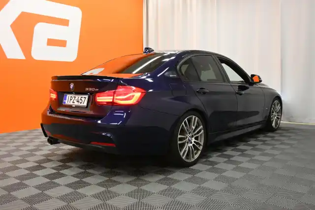 Sininen Sedan, BMW 330 – IPZ-457