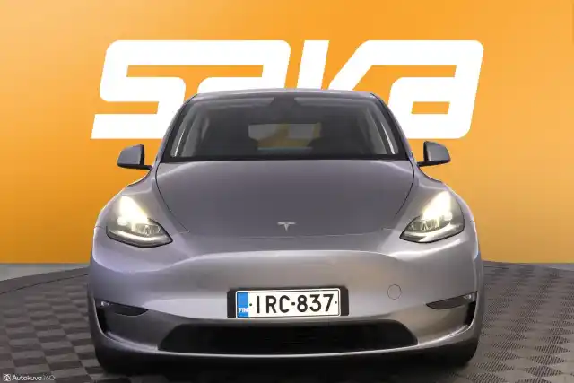 Harmaa Maastoauto, Tesla Model Y – IRC-837