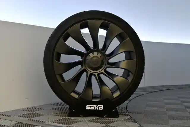 Harmaa Maastoauto, Tesla Model Y – IRC-837