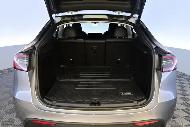 Harmaa Maastoauto, Tesla Model Y – IRC-837