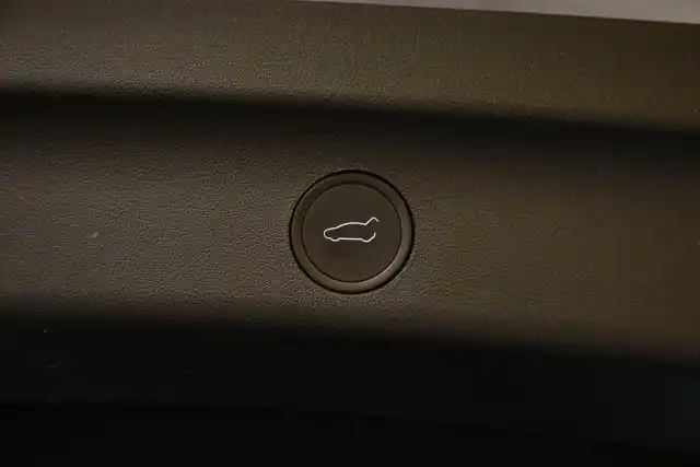 Harmaa Maastoauto, Tesla Model Y – IRC-837