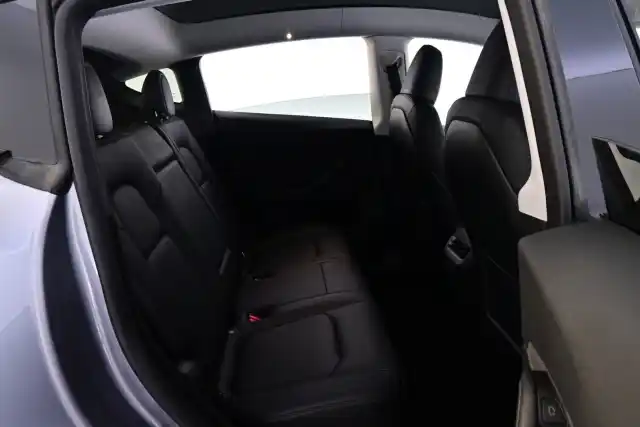 Harmaa Maastoauto, Tesla Model Y – IRC-837