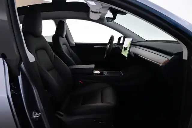 Harmaa Maastoauto, Tesla Model Y – IRC-837