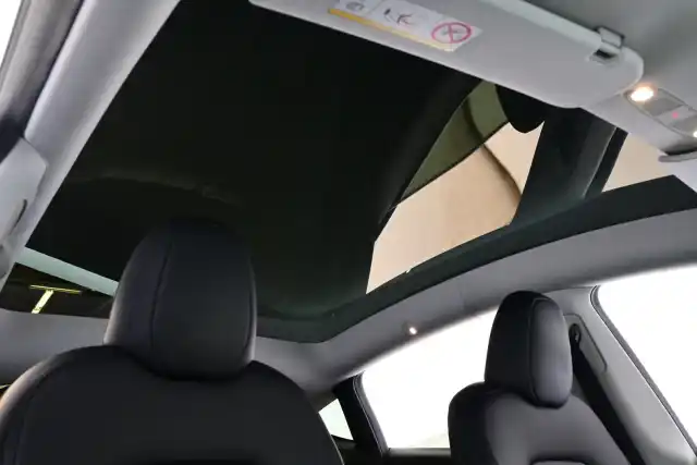 Harmaa Maastoauto, Tesla Model Y – IRC-837