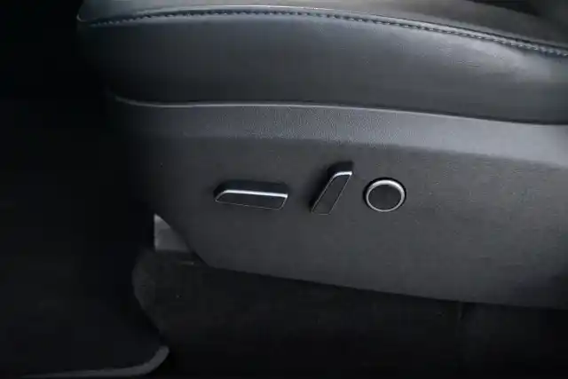 Harmaa Maastoauto, Tesla Model Y – IRC-837