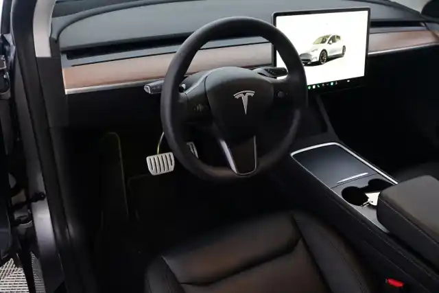 Harmaa Maastoauto, Tesla Model Y – IRC-837