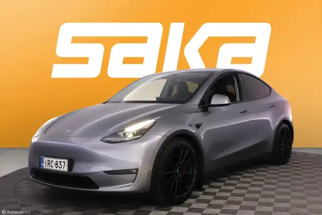 Harmaa Maastoauto, Tesla Model Y – IRC-837