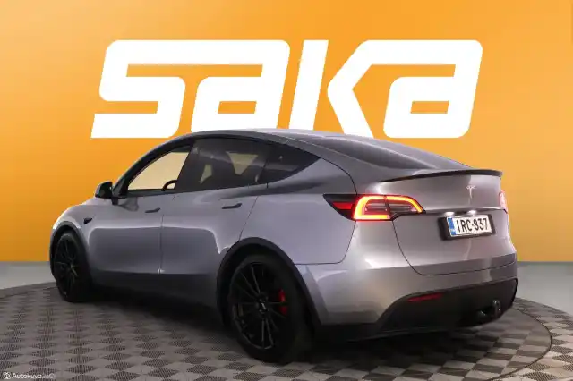 Harmaa Maastoauto, Tesla Model Y – IRC-837