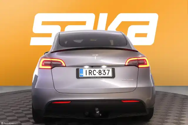 Harmaa Maastoauto, Tesla Model Y – IRC-837