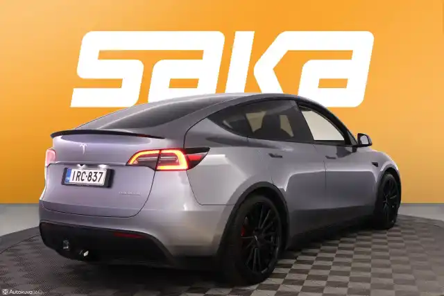 Harmaa Maastoauto, Tesla Model Y – IRC-837