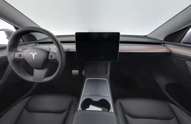 Harmaa Maastoauto, Tesla Model Y – IRC-837