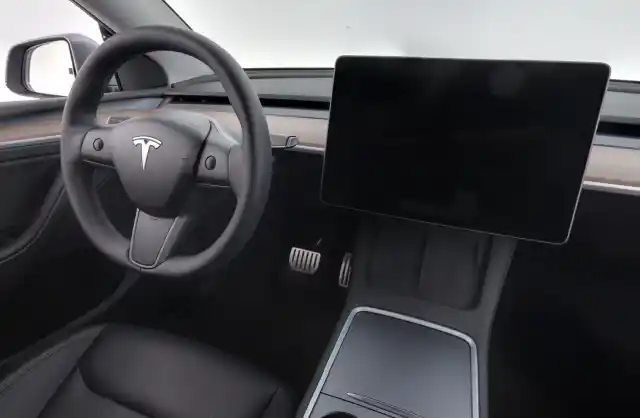Harmaa Maastoauto, Tesla Model Y – IRC-837