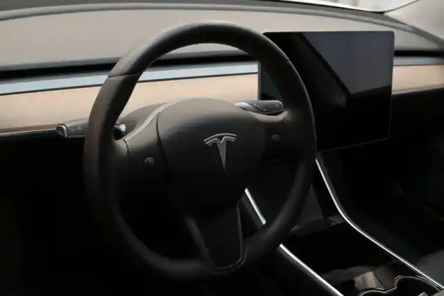 Valkoinen Sedan, Tesla Model 3 – IRE-580