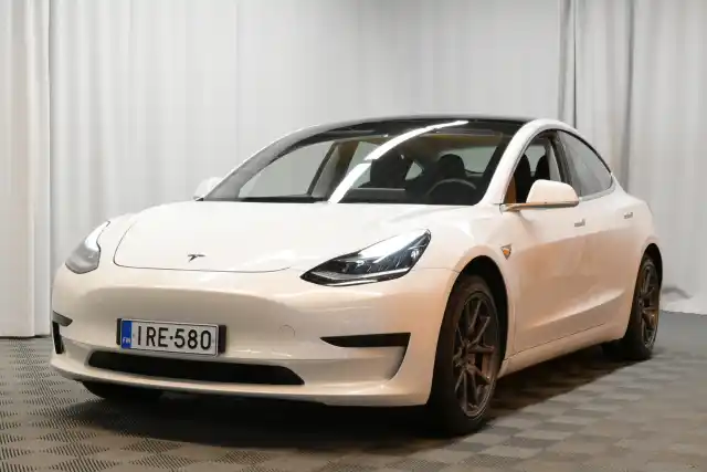 Valkoinen Sedan, Tesla Model 3 – IRE-580