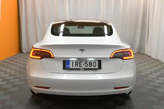 Valkoinen Sedan, Tesla Model 3 – IRE-580