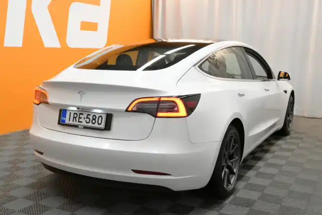 Valkoinen Sedan, Tesla Model 3 – IRE-580