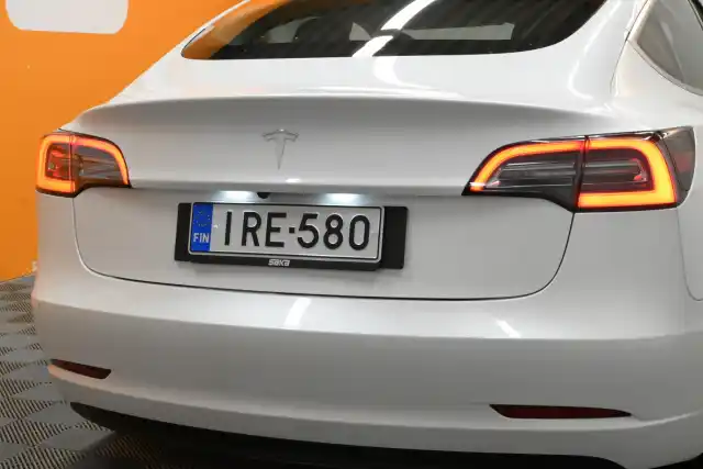 Valkoinen Sedan, Tesla Model 3 – IRE-580