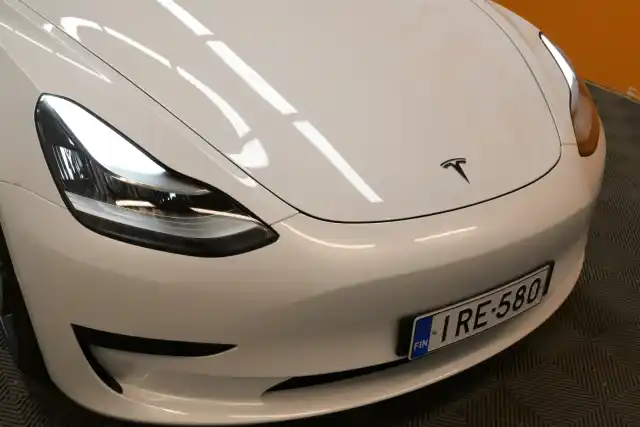 Valkoinen Sedan, Tesla Model 3 – IRE-580