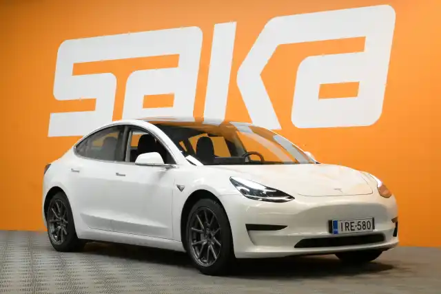 Valkoinen Sedan, Tesla Model 3 – IRE-580