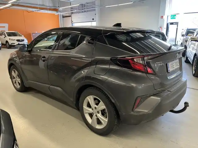Harmaa Maastoauto, Toyota C-HR – IRE-702