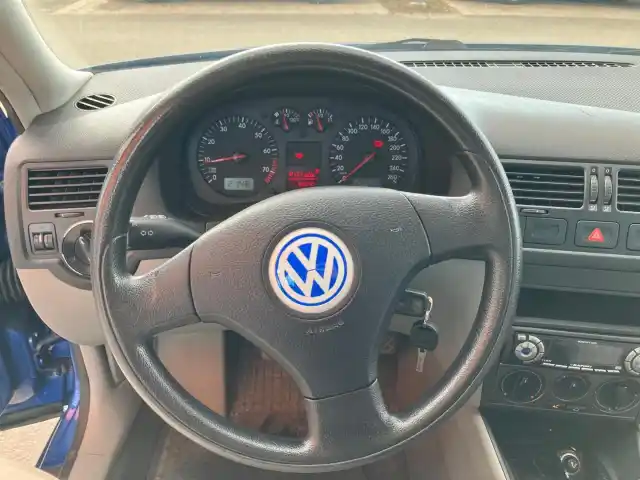 Sininen Sedan, Volkswagen Bora – IRF-369