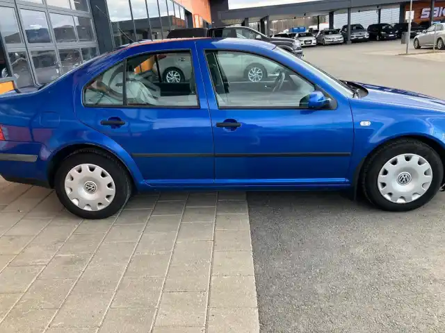 Sininen Sedan, Volkswagen Bora – IRF-369