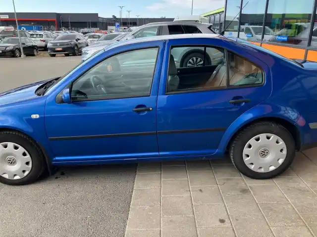 Sininen Sedan, Volkswagen Bora – IRF-369