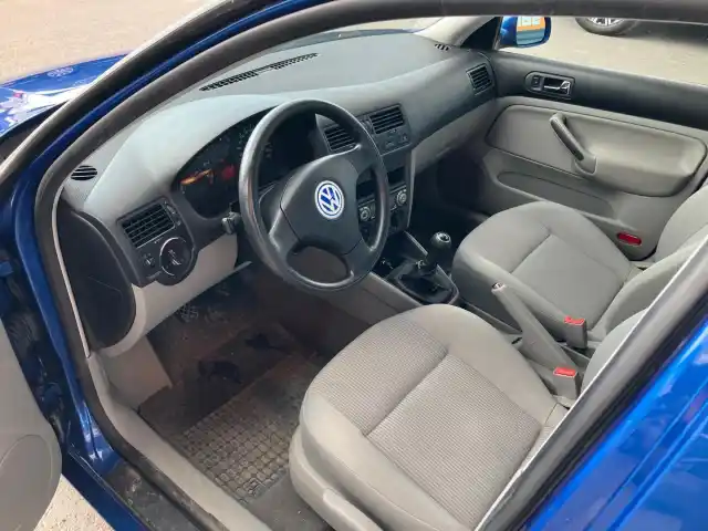 Sininen Sedan, Volkswagen Bora – IRF-369