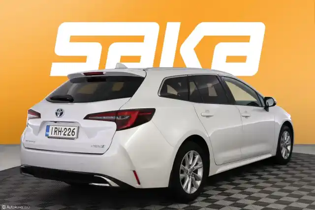 Valkoinen Farmari, Toyota Corolla – IRH-226