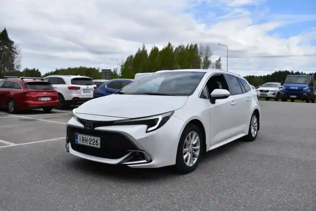 Valkoinen Farmari, Toyota Corolla – IRH-226