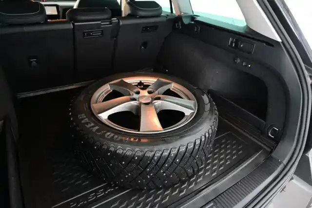 Musta Farmari, Volkswagen Passat – IRH-672