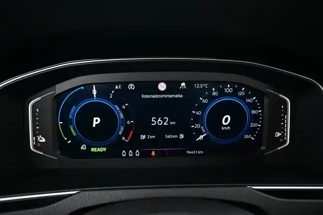 Musta Farmari, Volkswagen Passat – IRH-672