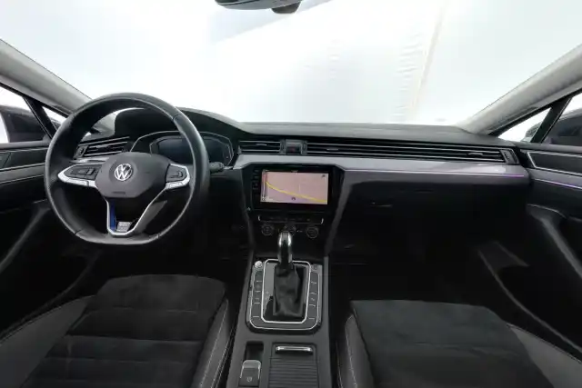 Musta Farmari, Volkswagen Passat – IRH-672