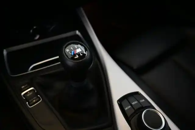 Valkoinen Viistoperä, BMW 118 – IRJ-120