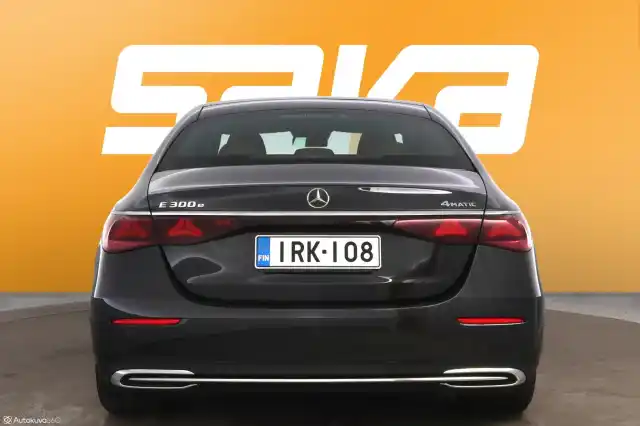 Harmaa Sedan, Mercedes-Benz E – IRK-108